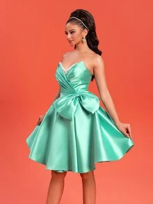 Vestido corto tipo línea A sin tirantes de satén verde dulce con moño para fiesta de cócteles - Verde - Ver 7