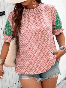 SHEIN Holidaya 隨機印花大尺碼彩塊圓領短袖襯衫，夏季款 - 粉色 - 查看 5
