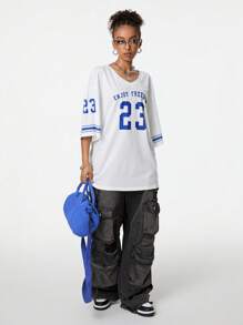 SHEIN EZwear 女款夏季垂墜肩V領足球運動衫，印有字母印花 - 白色 - 查看 6