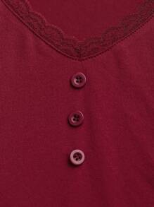 SHEIN LUNE Camiseta de mujer con cuello tejido de encaje con mangas cortas, diseño de hombros descubiertos, botones decorativos y ajuste debajo de la camiseta - Burdeos - Ver 3