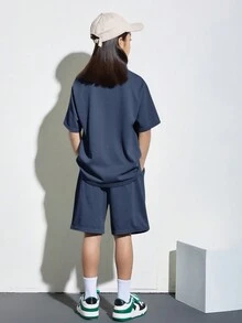 SHEIN 青少年男孩休閒度假風格字母3D壓花印花圓領短袖套頭T卹和針織短褲套裝 - 藏蓝色 - 查看 2