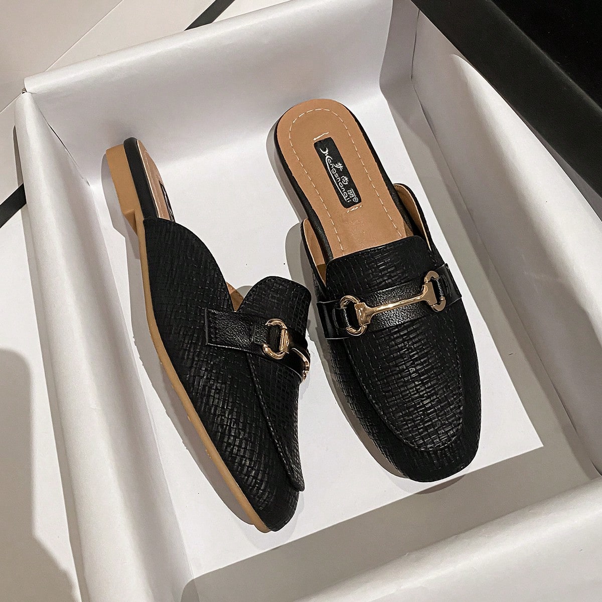 Zuecos planos sin respaldo de estilo retro francés color marrón para mujer, otoño 2025