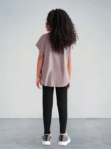 SHEIN Conjunto de dos piezas para niña preadolescente compuesto por camiseta de manga corta tejida con bloque de color y letra impresa y pantalones largos deportivos para el ocio - Púrpura polvoriento - Ver 2