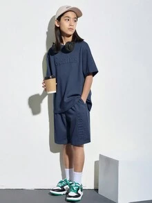 SHEIN 青少年男孩休閒度假風格字母3D壓花印花圓領短袖套頭T卹和針織短褲套裝 - 藏蓝色 - 查看 7