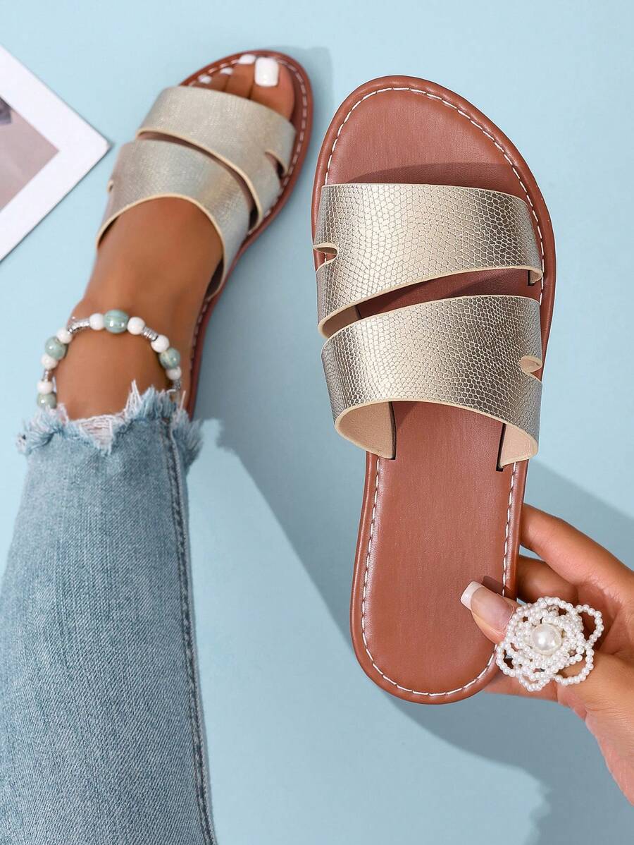 Nuevas sandalias de mujer de estilo primavera-verano H, de estilo casual, tipo romano deslizante, cómodas sandalias de tacón plano en colores clásicos negro, beige y marrón, con textura en relieve, recomendadas por bloggers de moda. Sandalias planas de punta redonda con tacón bajo, estilo Ins, simples, antiolores y antideslizantes para interiores y exteriores para mujeres, con textura de cocodrilo, decoradas con metal, versátiles y deslizantes para el verano. Día de San Valentín, atuendos de playa - Dorado - Ver 1