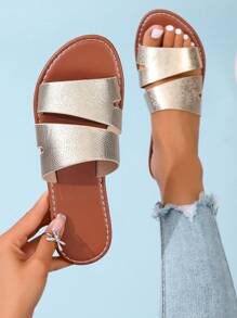 Nuevas sandalias de mujer de estilo primavera-verano H, de estilo casual, tipo romano deslizante, cómodas sandalias de tacón plano en colores clásicos negro, beige y marrón, con textura en relieve, recomendadas por bloggers de moda. Sandalias planas de punta redonda con tacón bajo, estilo Ins, simples, antiolores y antideslizantes para interiores y exteriores para mujeres, con textura de cocodrilo, decoradas con metal, versátiles y deslizantes para el verano. Día de San Valentín, atuendos de playa - Dorado - Ver 3