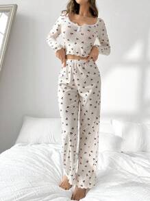 CottageSlumber طقم بيجامة من ملابس علوية كم طويل نصف أزرار وبنطلون مطبوع بالكرز، موسم العطلات وتفاصيل أنيقة ودافئة للخريف والشتاء - لون مشمشي - مشاهدة 5