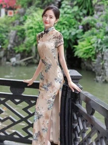 Fikoo 女士夏季服装连衣裙旗袍 - 米色碎花长款新娘/旗袍春假俱乐部礼服，短袖开衩，适合婚礼宾客、花园派对、文化活动、正式场合及外出度假穿着 - 杏色 - 查看 5