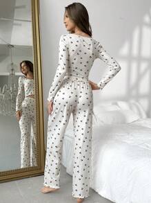 CottageSlumber طقم بيجامة من ملابس علوية كم طويل نصف أزرار وبنطلون مطبوع بالكرز، موسم العطلات وتفاصيل أنيقة ودافئة للخريف والشتاء - لون مشمشي - مشاهدة 2