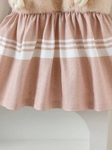 Conjunto de 2 peças de vestido com suspensório e pingente de ursinho de pelúcia para bebês meninas, com Top branca de gola redonda com borda de renda e saia em malha listrada bege, estilo retrô fofo. Ideal para outono e inverno. - Caqui - Visão 3