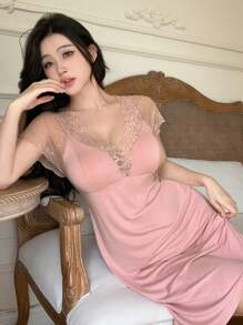 DAZY Vestido de dormir transparente com decote em V profundo com renda em patchwork e acolchoado integrado