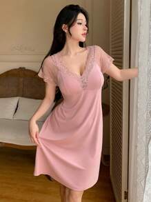 DAZY Vestido de dormir transparente com decote em V profundo com renda em patchwork e acolchoado integrado
