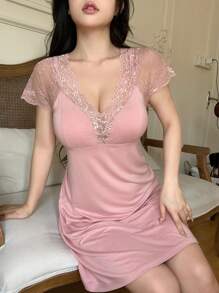 DAZY Vestido de dormir transparente com decote em V profundo com renda em patchwork e acolchoado integrado