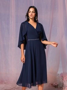 SHEIN Belle Robe femme élégante en tissu de mousseline de soie bleu marine, col V superposé, épaules volantées avec fleurs décoratives, manches cape asymétrique, ceinture décorée de passepoil argenté, coupe trapèze mi-longue, convient pour mariage et demoiselle d'honneur - Bleu marine - Voir 2