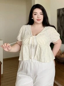 Dazy Plus Elegantes T-Shirt im Große Größen mit Spitzenbesatz, V-Ausschnitt, Knopfverschluss, Kurzarm für den Sommer, Rüschen - Aprikosenfarben - Übersicht 4