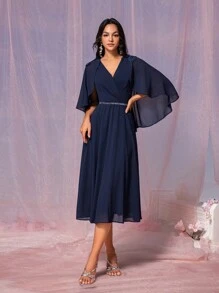 SHEIN Belle Robe femme élégante en tissu de mousseline de soie bleu marine, col V superposé, épaules volantées avec fleurs décoratives, manches cape asymétrique, ceinture décorée de passepoil argenté, coupe trapèze mi-longue, convient pour mariage et demoiselle d'honneur - Bleu marine - Voir 5