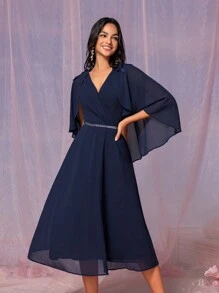 SHEIN Belle Robe femme élégante en tissu de mousseline de soie bleu marine, col V superposé, épaules volantées avec fleurs décoratives, manches cape asymétrique, ceinture décorée de passepoil argenté, coupe trapèze mi-longue, convient pour mariage et demoiselle d'honneur - Bleu marine - Voir 6