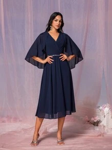 SHEIN Belle Robe femme élégante en tissu de mousseline de soie bleu marine, col V superposé, épaules volantées avec fleurs décoratives, manches cape asymétrique, ceinture décorée de passepoil argenté, coupe trapèze mi-longue, convient pour mariage et demoiselle d'honneur - Bleu marine - Voir 8
