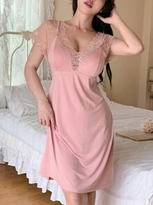DAZY Vestido de dormir transparente com decote em V profundo com renda em patchwork e acolchoado integrado