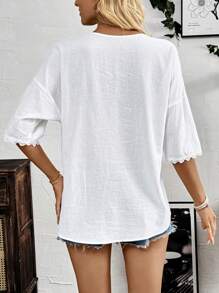 EMERY ROSE Blusa de manga curta solta com decote em V em renda contrastante para mulheres, ideal para o verão - Branco - Visão 2