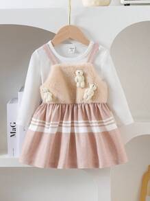 Conjunto de 2 peças de vestido com suspensório e pingente de ursinho de pelúcia para bebês meninas, com Top branca de gola redonda com borda de renda e saia em malha listrada bege, estilo retrô fofo. Ideal para outono e inverno. - Caqui - Visão 1