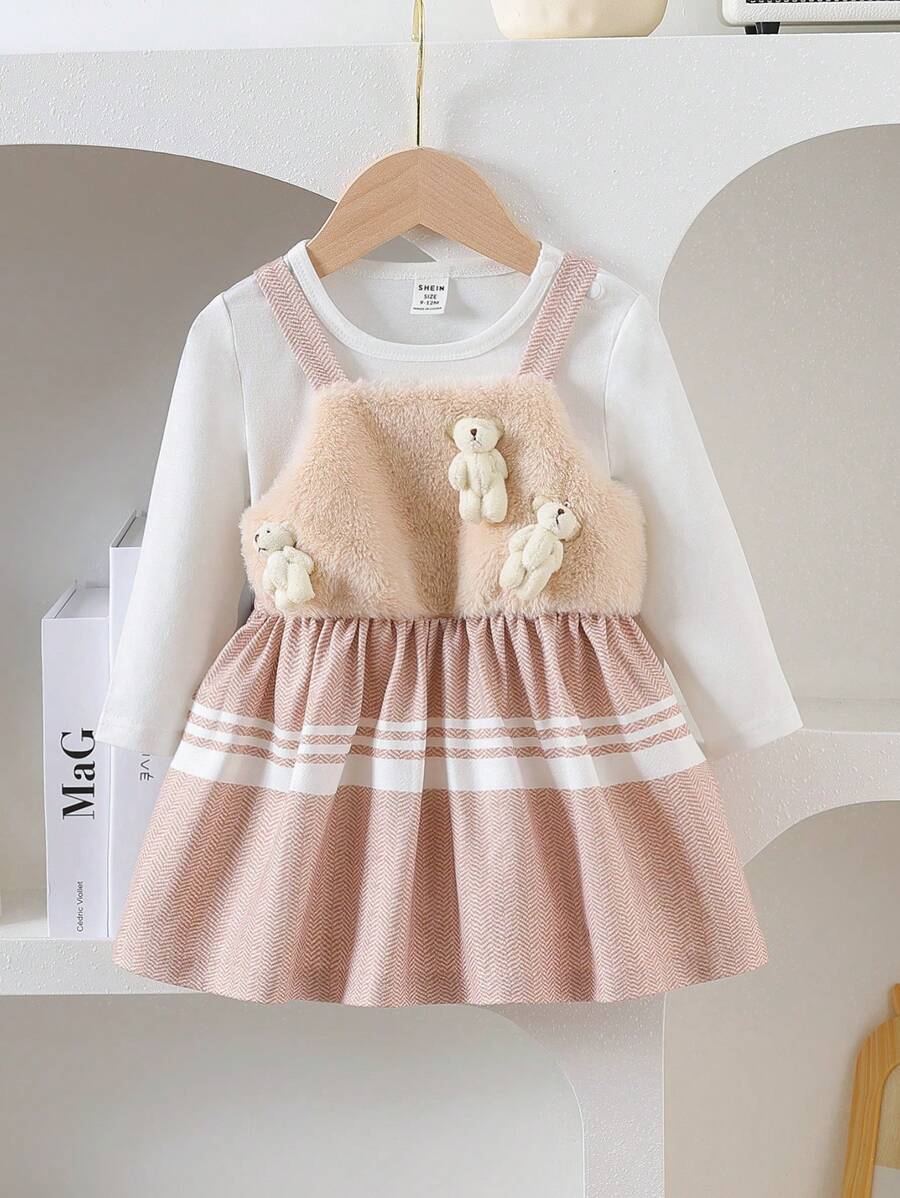 Conjunto de 2 peças de vestido com suspensório e pingente de ursinho de pelúcia para bebês meninas, com Top branca de gola redonda com borda de renda e saia em malha listrada bege, estilo retrô fofo. Ideal para outono e inverno. - Caqui - Visão 1