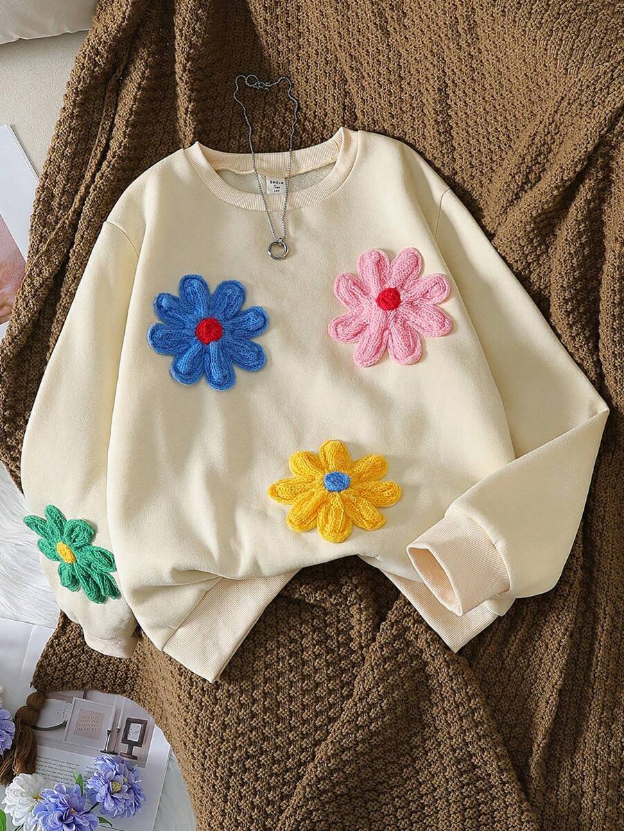 少女毛絨針織花裝飾圓領毛衣，適於冬季穿著