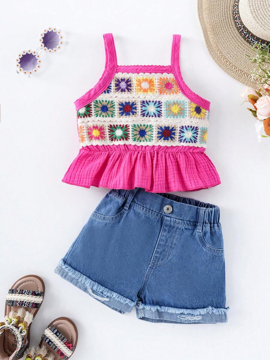 SHEIN Conjunto de top de tirantes con ribetes de ganchillo y pantalones cortos de mezclilla con flecos acanalado para chicas jóvenes de vacaciones - Rosa Fucsia - Ver 1