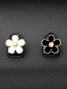 1入組3PCS花朵車用小掛鉤-可愛雛菊車用粘性掛鉤，汽車車輛小搖臂掛鉤黏在儀表板通用汽車卡車家用鉤子支架配件收納袋，口罩車用搖臂掛鉤，多層收納黏在儀表板上的家用掛鉤|牆上掛勾|鑰匙扣盤|USB線組織者|耳機線組織者，可黏貼重型壁掛，浴室，廚房，掛毛巾，耳機，電纜，黏性，防水，無損害，車輛小掛鉤可應用於汽車，SUV，卡車，家庭，臥室，廚房，餐廳，辦公室，教室等地方，使您的生活更加方便。