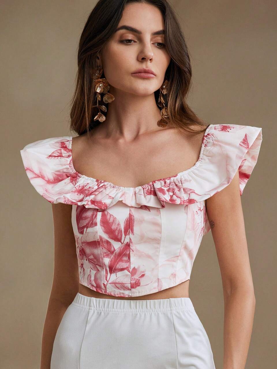 Blusa de mujer de ajuste ceñido con cuello en V, flecos y estampado floral para un look romántico y festivo