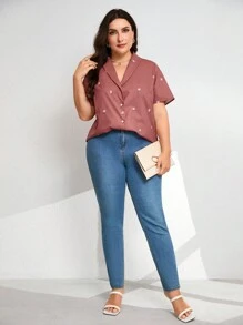 Mulvari Camisa elegante de manga corta para mujer de talla grande con estampado de margaritas y cuello chal, ideal para el verano