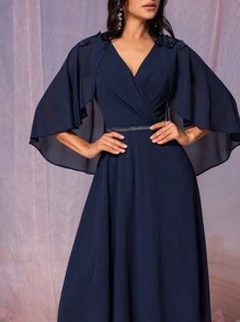 SHEIN Belle Robe femme élégante en tissu de mousseline de soie bleu marine, col V superposé, épaules volantées avec fleurs décoratives, manches cape asymétrique, ceinture décorée de passepoil argenté, coupe trapèze mi-longue, convient pour mariage et demoiselle d'honneur - Bleu marine - Voir 1