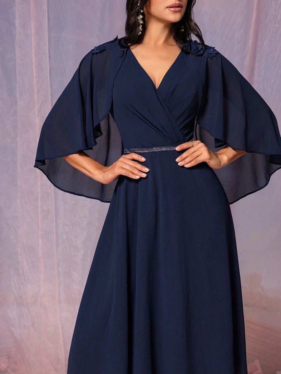 SHEIN Belle Robe femme élégante en tissu de mousseline de soie bleu marine, col V superposé, épaules volantées avec fleurs décoratives, manches cape asymétrique, ceinture décorée de passepoil argenté, coupe trapèze mi-longue, convient pour mariage et demoiselle d'honneur - Bleu marine - Voir 1