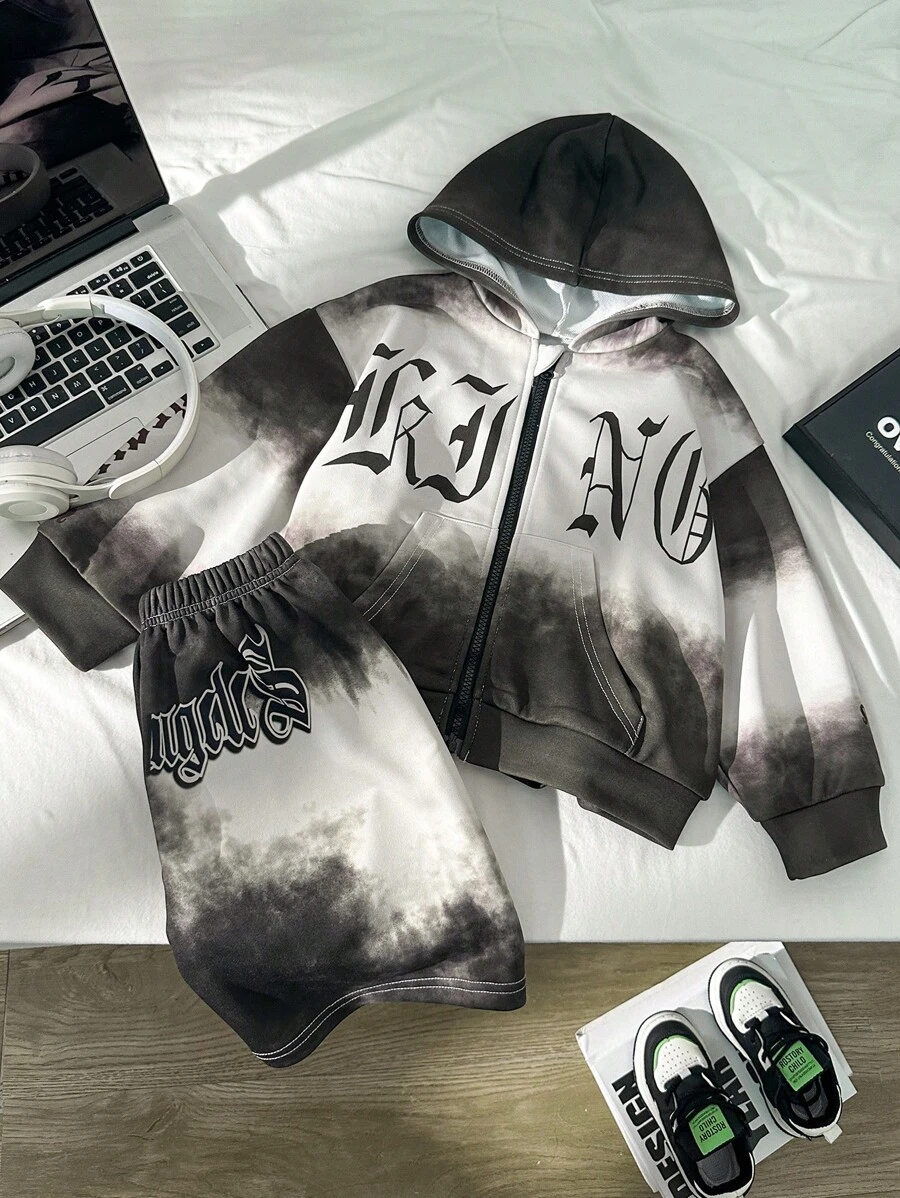 SHEIN Modischer Batikdruck im Streetstyle für Kleine Jungen kombiniert mit Buchstabenmuster, Set aus Kapuzensweatshirt, Jacke und Shorts, sowohl sportlich als auch modisch bequem, kann auch mit anderen Artikeln für einen coolen und vielseitigen Look kombiniert werden. Perfekt für Ausflüge und Shopping im Frühling und Herbst. - Schwarz und Weiss - Übersicht 1