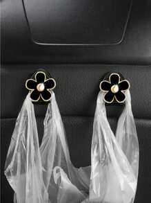 1入組3PCS花朵車用小掛鉤-可愛雛菊車用粘性掛鉤，汽車車輛小搖臂掛鉤黏在儀表板通用汽車卡車家用鉤子支架配件收納袋，口罩車用搖臂掛鉤，多層收納黏在儀表板上的家用掛鉤|牆上掛勾|鑰匙扣盤|USB線組織者|耳機線組織者，可黏貼重型壁掛，浴室，廚房，掛毛巾，耳機，電纜，黏性，防水，無損害，車輛小掛鉤可應用於汽車，SUV，卡車，家庭，臥室，廚房，餐廳，辦公室，教室等地方，使您的生活更加方便。