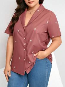 Mulvari Camisa elegante de manga corta para mujer de talla grande con estampado de margaritas y cuello chal, ideal para el verano