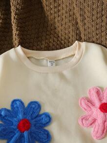 少女毛絨針織花裝飾圓領毛衣，適於冬季穿著