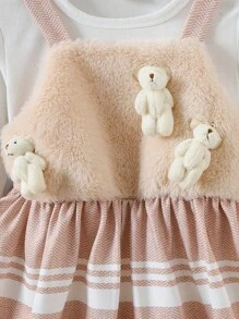 Conjunto de 2 peças de vestido com suspensório e pingente de ursinho de pelúcia para bebês meninas, com Top branca de gola redonda com borda de renda e saia em malha listrada bege, estilo retrô fofo. Ideal para outono e inverno. - Caqui - Visão 6