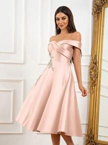 SHEIN Belle 优雅、奢华、华丽、迷人、简洁大方的女士经典闪亮缎面露肩翻领重磅刺绣串珠花卉装饰高腰 A 字形伞裙；适合母亲节、音乐节、返校季、毕业季、舞会、下午茶、约会之夜、聚会、鸡尾酒会、正式礼服舞会半正式婚礼宾客礼服、生日、返校节