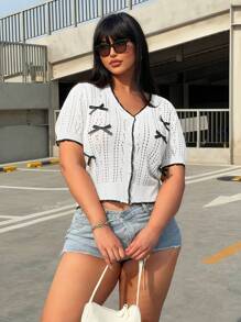 Flirla Plus Size Unikatowy Hollow Out Butterfly & Floral Decoration Dzianinowa Bluzka Z Krótkim Rękawem