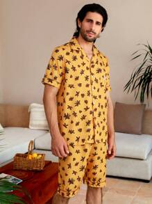 Manfinity ChillVibe Conjunto de ropa de casa de hombre con estampado all-over en camiseta de manga corta y pantalón corto