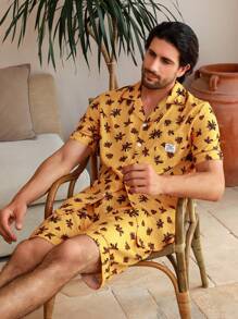 Manfinity ChillVibe Conjunto de ropa de casa de hombre con estampado all-over en camiseta de manga corta y pantalón corto