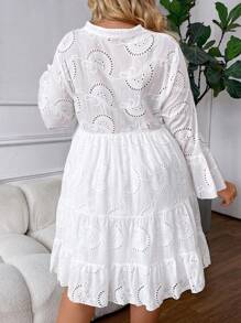 SHEIN CURVE+ Plus Solidna sukienka z długim rękawem i haftem z oczkami