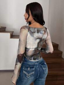 SHEIN EZwear Asymmetrical Pattern Square Neck Asymmetric Hem Mesh Short Date Top - Multicolor - View 2