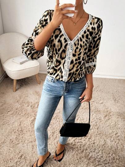 SHEIN Essnce Blusa con estampado de leopardo, ribete de encaje guipur y mangas de obispo