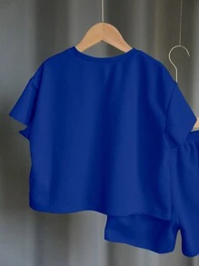 SHEIN Little Byeori 2入組青少年男孩休閒舒適，簡約實用，柔軟舒適，韓國風寬鬆型萊姆色短袖 T 恤和短褲，英文字印花，適用於日常穿著、學校、旅遊、運動、春夏季 - 藍色 - 查看 10