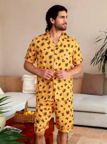 Manfinity ChillVibe Conjunto de ropa de casa de hombre con estampado all-over en camiseta de manga corta y pantalón corto