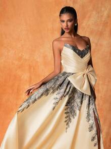 精致优雅的米色高开叉 A 字形长礼服，带对比色印花和蝴蝶结细节，优雅派对，女士舞会礼服，正式晚礼服婚礼宾客礼服，适合毕业典礼、晚宴