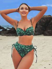 SHEIN Swim Conjunto de bikini sexy para mujeres de verano en estampado de leopardo y diseño torcido de bandeau para la playa. Impresión aleatoria