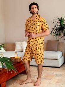 Manfinity ChillVibe Conjunto de ropa de casa de hombre con estampado all-over en camiseta de manga corta y pantalón corto